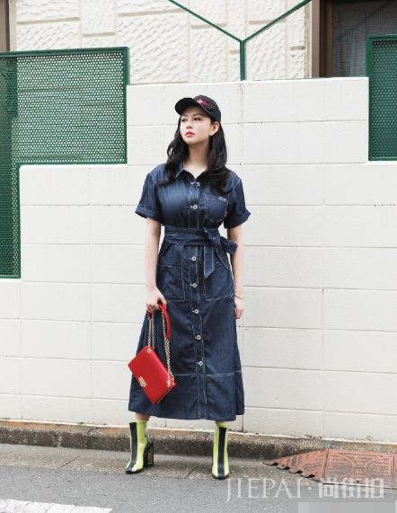 邱淑贞大女儿沈月晒九宫格写真照，20岁的她眉宇之间超像妈妈