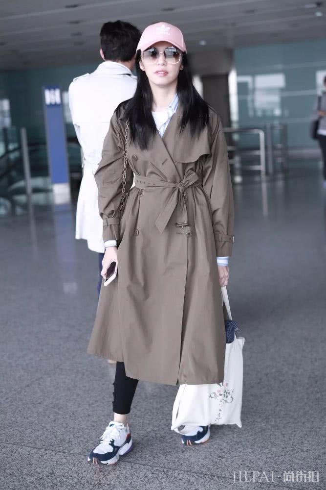 打扮酷酷的女明星,最近都在穿什么?