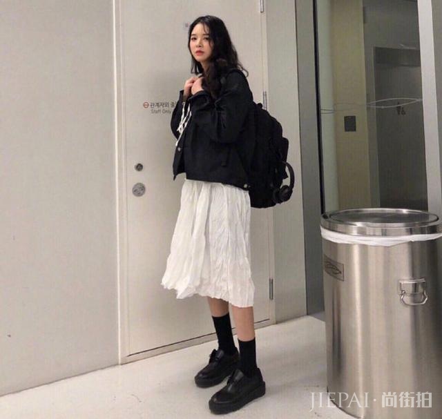 简单黑白穿搭不过时!白色T恤+黑色阔腿裤太经典