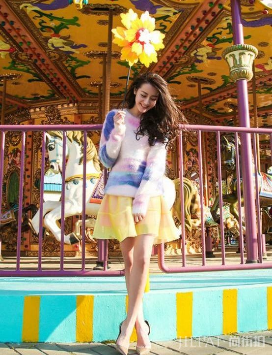 迪丽热巴身着花瓣半身裙,清新又有文艺范儿