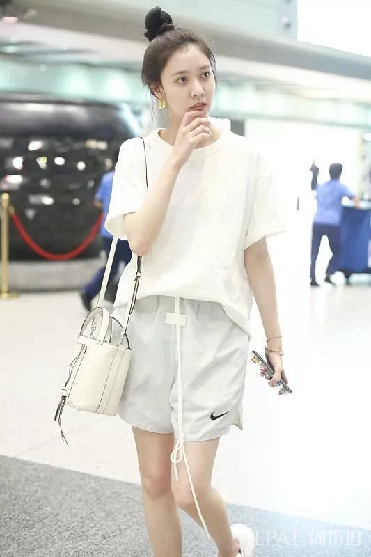 宋妍霏穿基础搭,纯白色短袖搭运动短裤,机场街拍气质真好