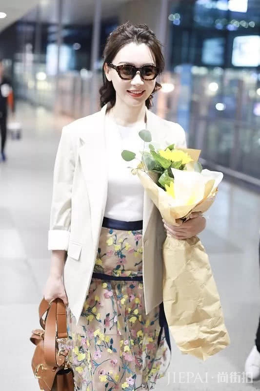 陈数穿刺绣纱裙成加分搭配!烂大街的淑女风搭配她照穿照样美