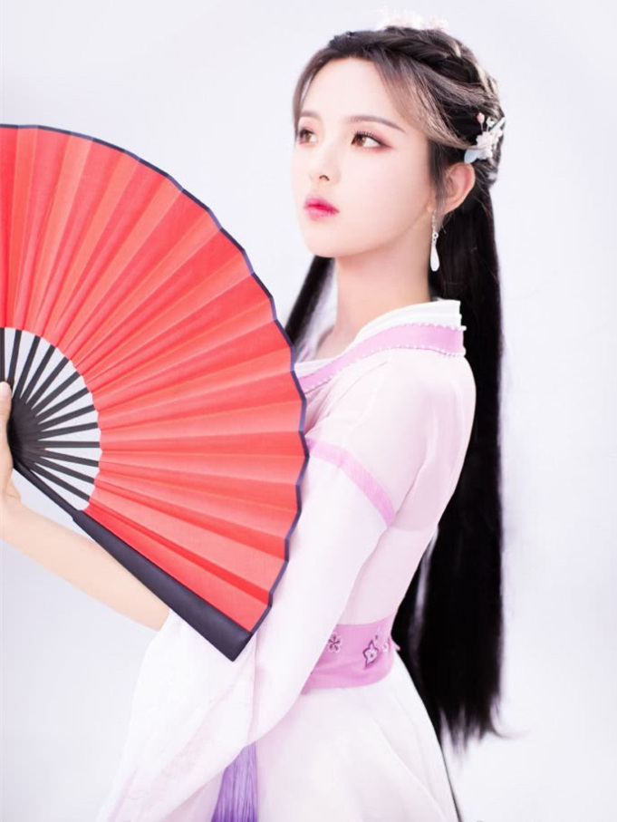 杨超越古装造型又上线，只是配色不同，居然还能美出新高度