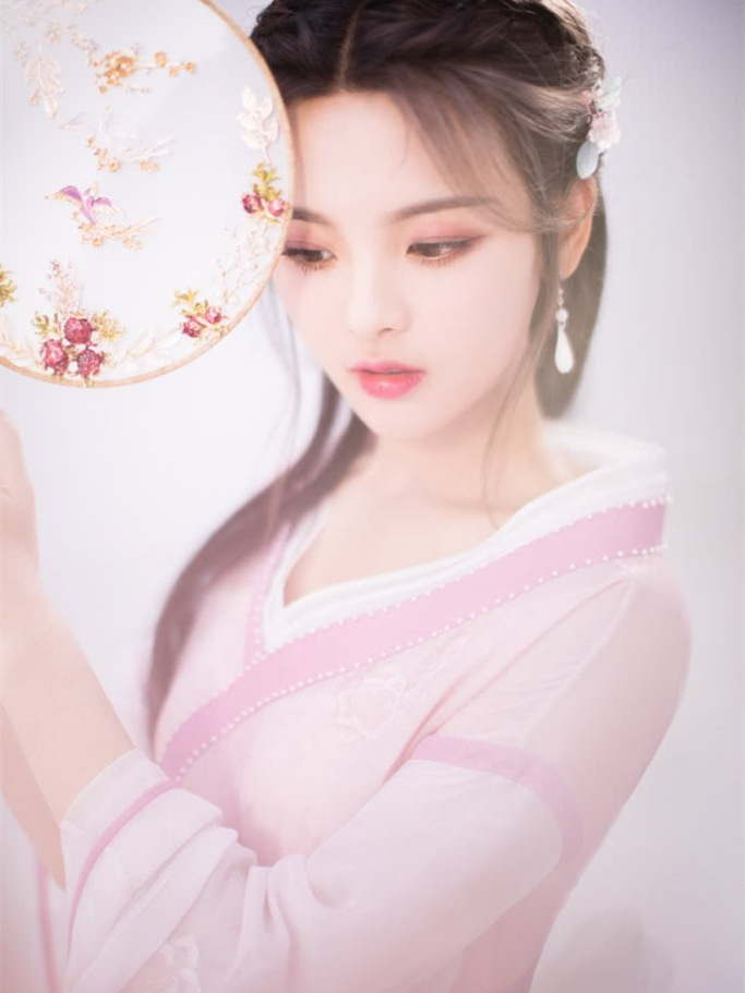 杨超越古装造型又上线，只是配色不同，居然还能美出新高度