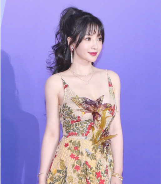 柳岩大秀美背不慎摔倒,完美身材令人艳羡