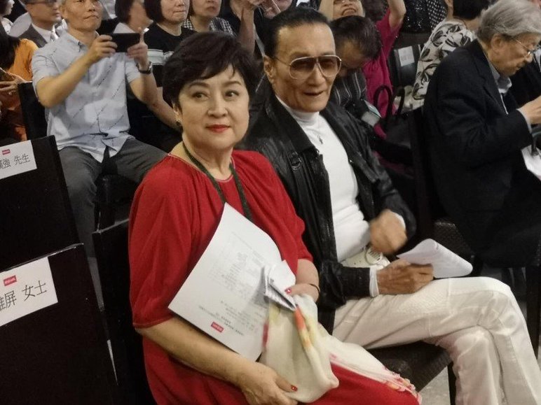 谢贤出面为离婚40余年前妻站台 当众亲吻表白