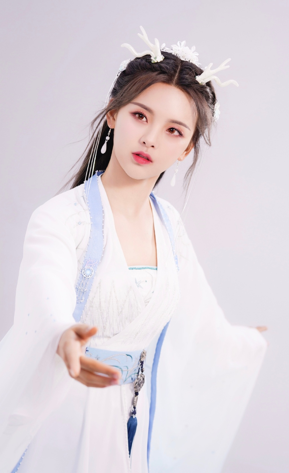 杨超越古装造型又上线，只是配色不同，居然还能美出新高度