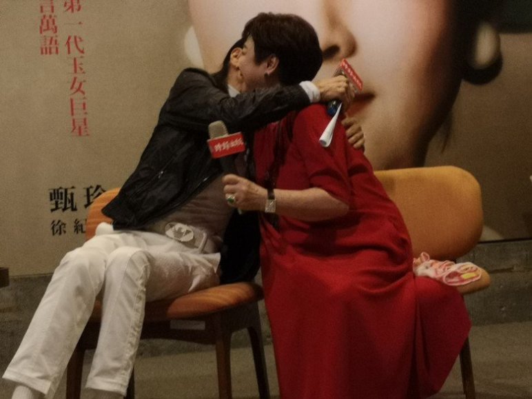 谢贤出面为离婚40余年前妻站台 当众亲吻表白