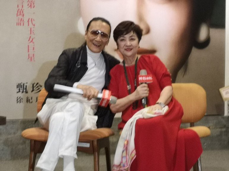 谢贤出面为离婚40余年前妻站台 当众亲吻表白