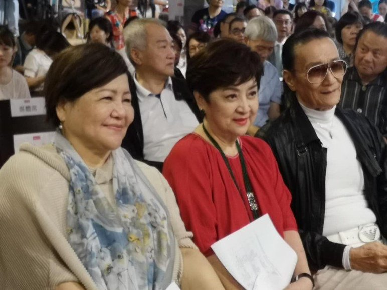 谢贤出面为离婚40余年前妻站台 当众亲吻表白