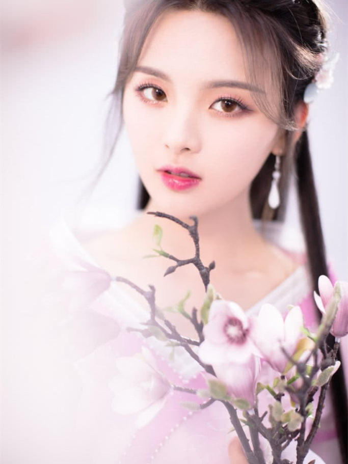 杨超越古装造型又上线，只是配色不同，居然还能美出新高度