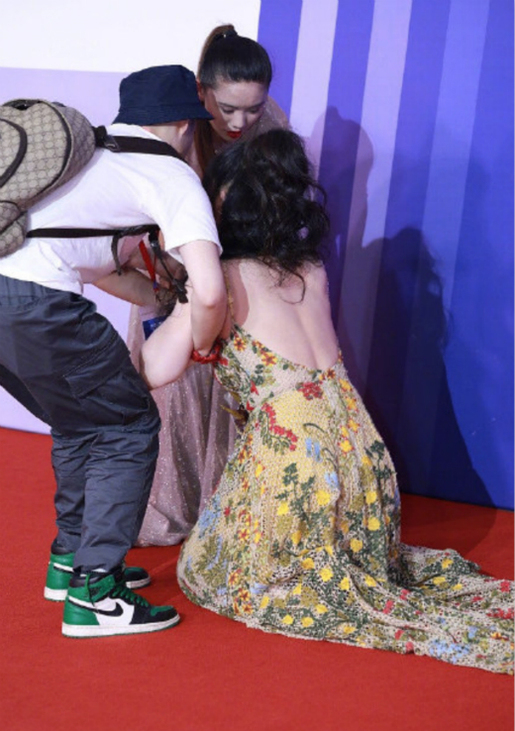 柳岩大秀美背不慎摔倒,完美身材令人艳羡