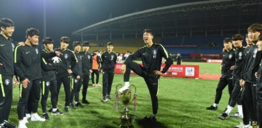 潘粤明一句话怒斥韩国球员辱华行为!喊话中国球员早晚还回去!