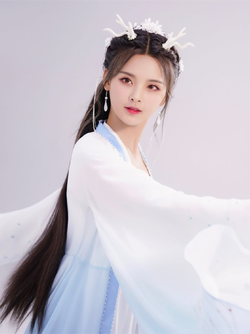 杨超越古装造型又上线，只是配色不同，居然还能美出新高度