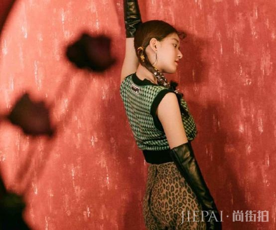赵露思解锁杂志封面,妆容精致展现成熟魅力,穿衣风格超吸晴