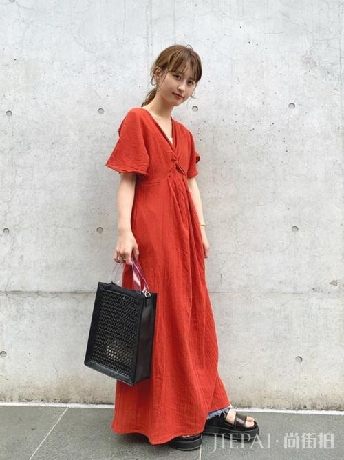 夏季修身感连衣裙跟时尚潮人这样选,轻松显瘦