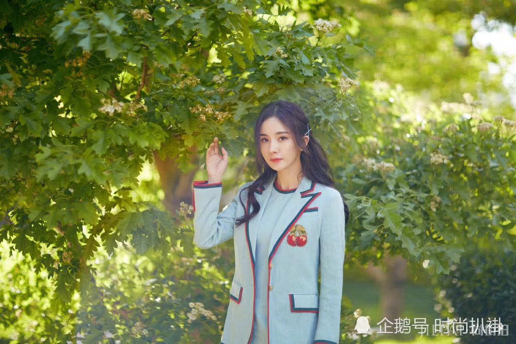 杨幂混搭文艺太好看!美腿+短裤让人尖叫