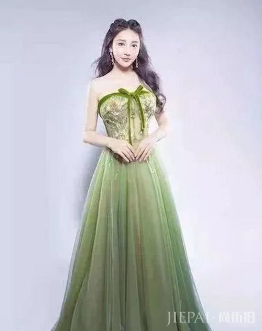 柳岩身材太好了,最近搭配这件衣服好身材不是吹的!
