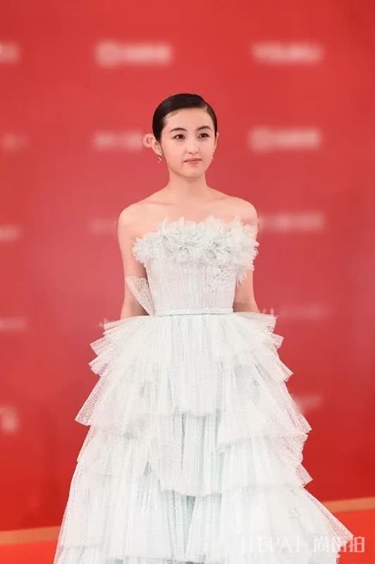 张子枫羽毛裙大秀直角肩,蛋糕裙尽显公主风