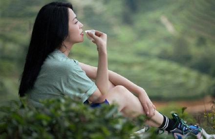 姚晨穿搭短裙短裤秀美腿，回到家乡的她让网友们羡慕！