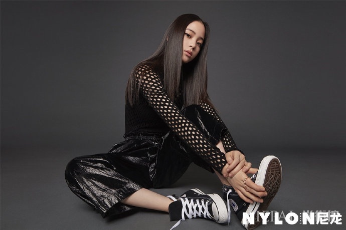 欧阳娜娜变黑长直秀少女曲线 气质冷艳性感