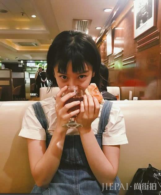 女孩子们今年夏天白T穿搭术在这,学会就能穿出新鲜感