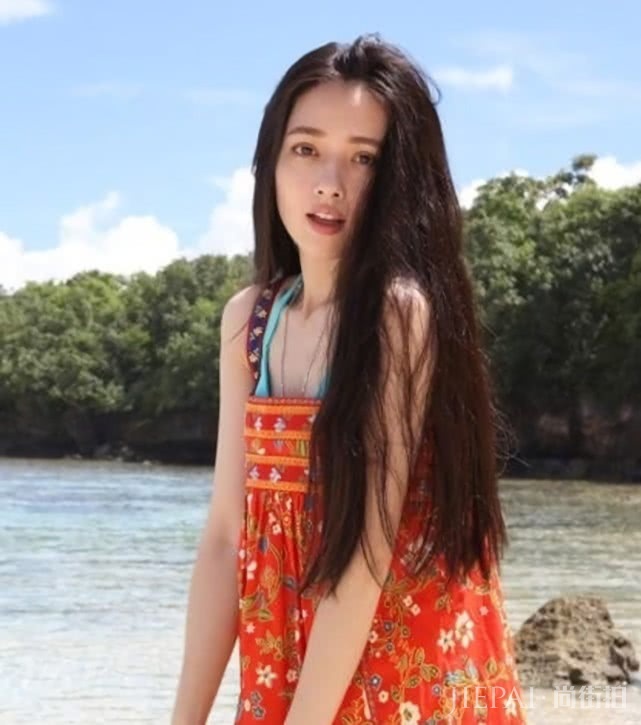 同样穿碎花裙，郭碧婷美似20岁，难怪能嫁入豪门！