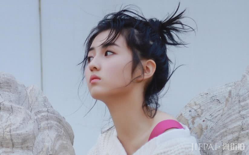 张子枫一袭纱裙亮相红毯,发型却成灾难