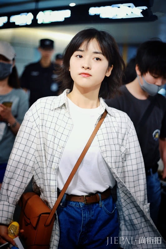 沈月穿男生穿的格子衬衫超好看，搭白T和牛仔短裤可爱又时尚