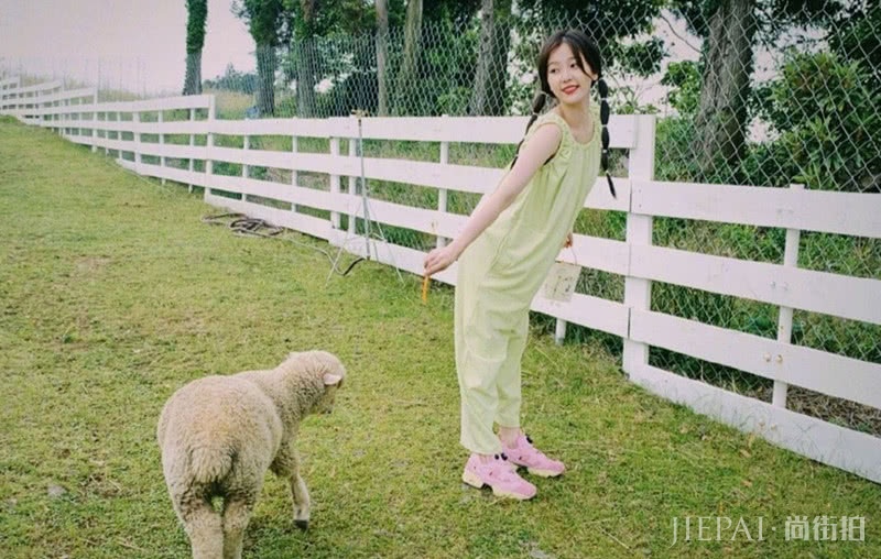 虞书欣穿绿色连体裤晒旅拍照清新可爱,成少女出游穿搭模板