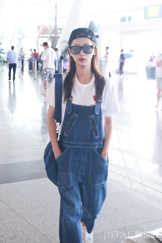 吴谨言反戴帽子身穿背带裤走机场,想打扮活泼点学她这样穿就对了