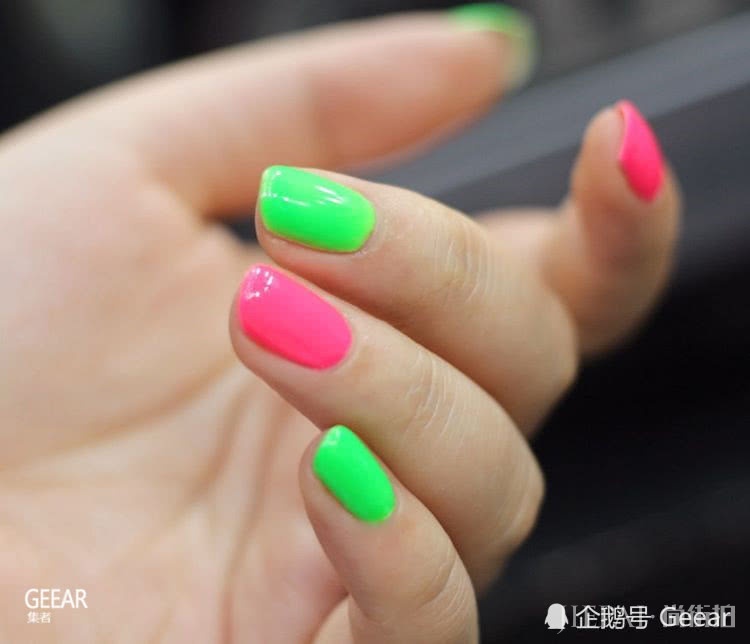 在Ins上爆红的美甲款式有这些!够胆挑战萤光色吗?