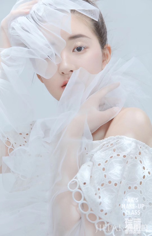 赵露思解锁杂志大片 纯白浪漫宛若芭蕾仙子