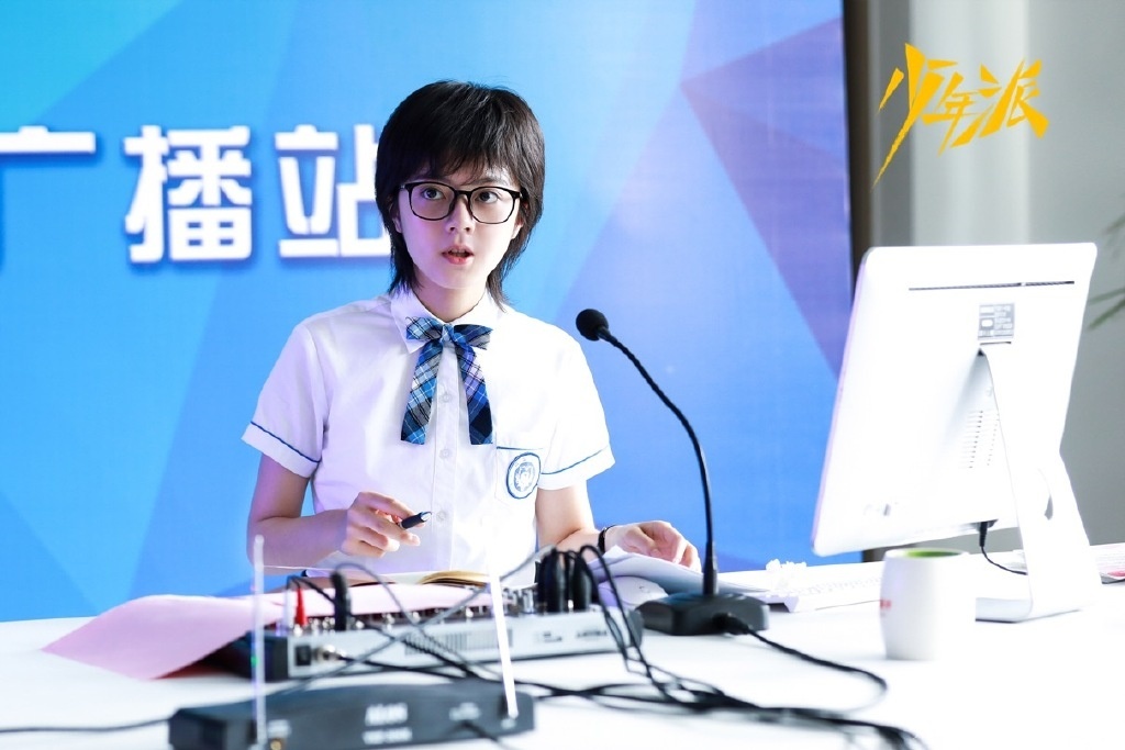 赵今麦私服搭配太高级!条纹衫配碎短发气场颜值神似王菲