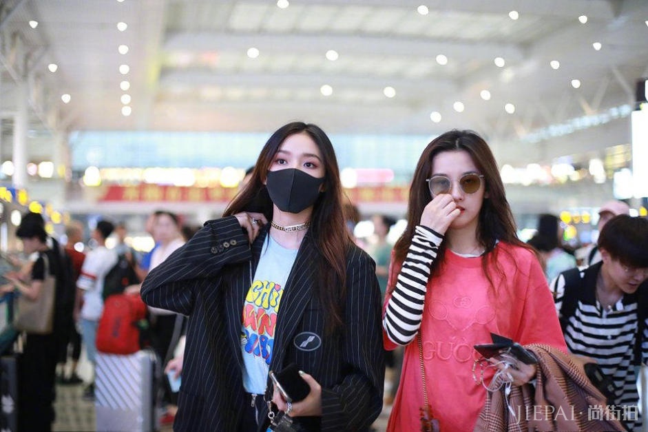 宋祖儿偶遇林允飞扑闺蜜,散发乱飞画面太滑稽