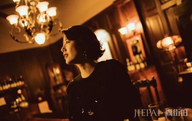 李亚鹏女朋友晒九宫格写真,穿礼服露小蛮腰,优雅知性尽显熟女风