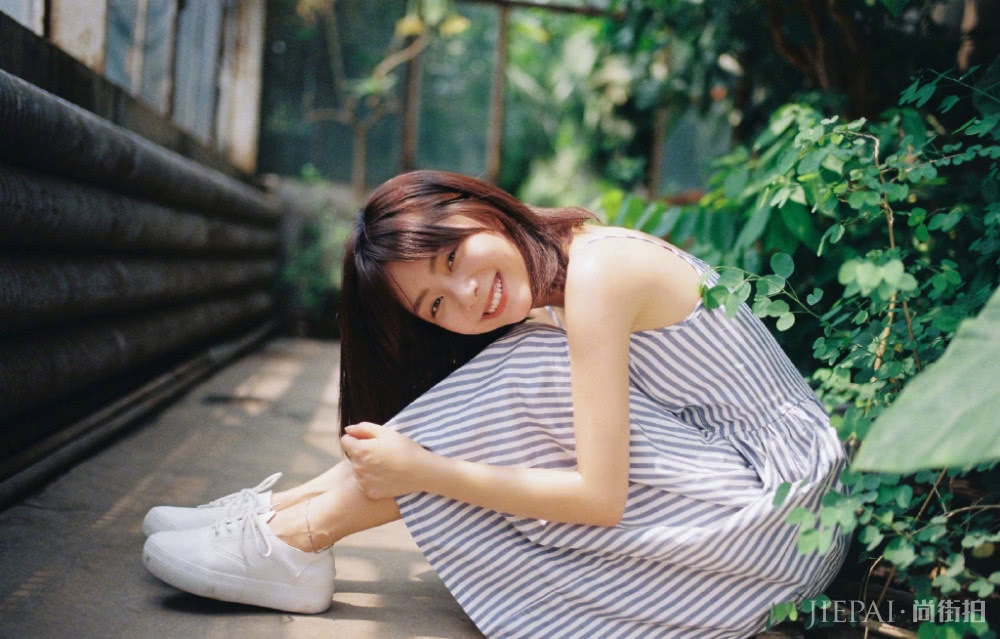 谭松韵张子枫居然像同龄人？背带裤搭配双马尾秒变少女