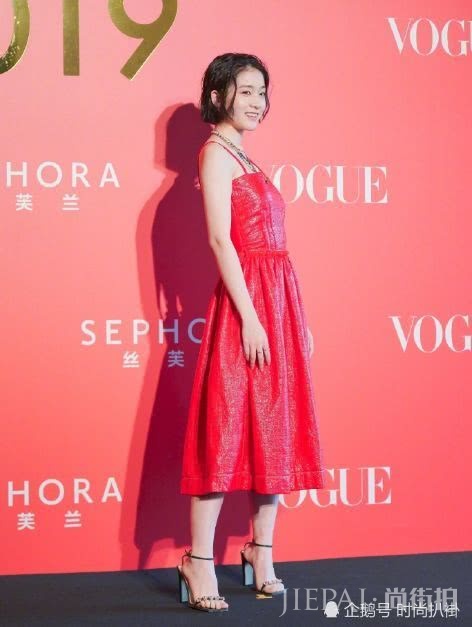 张雪迎气质太好,穿红色吊带皮裙甜美又太迷人