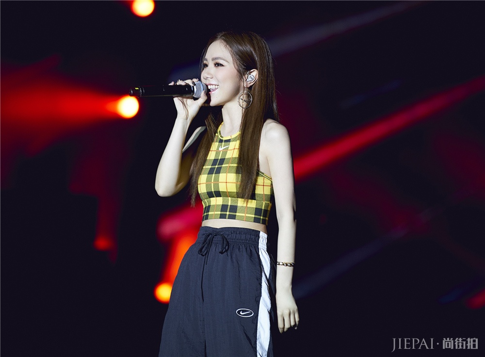 邓紫棋高调现身,运动装配驴蹄靴气场强,脏辫换长直发更减龄