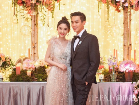 张若昀唐艺昕蜜月再被偶遇，细节看出两人家庭地位，绝对实力宠妻