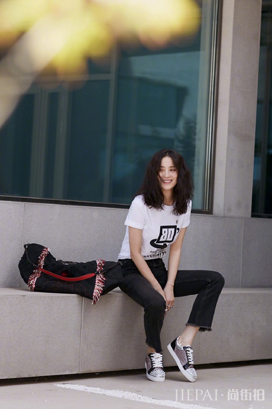 宋佳巴黎再出新造型，身穿蓝绿色亮片套装，气质依然很好