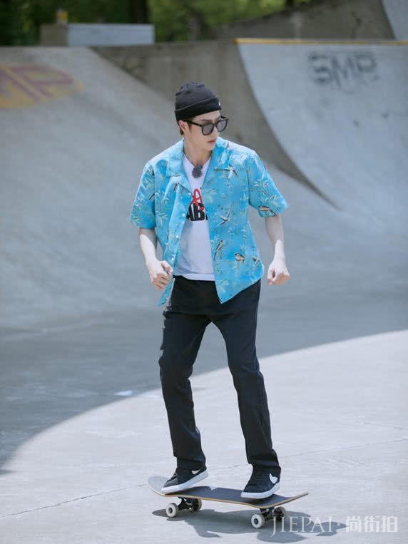 滑板少年王一博运动风搭配帅气又有活力