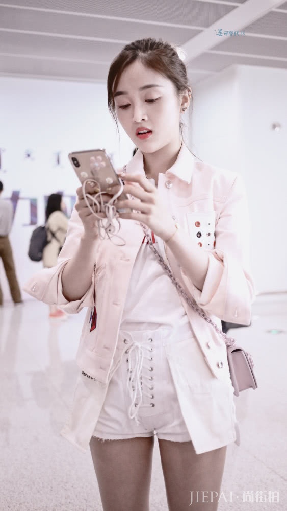 吴宣仪一条裤子穿两次,搭配不同风格却差这么多?