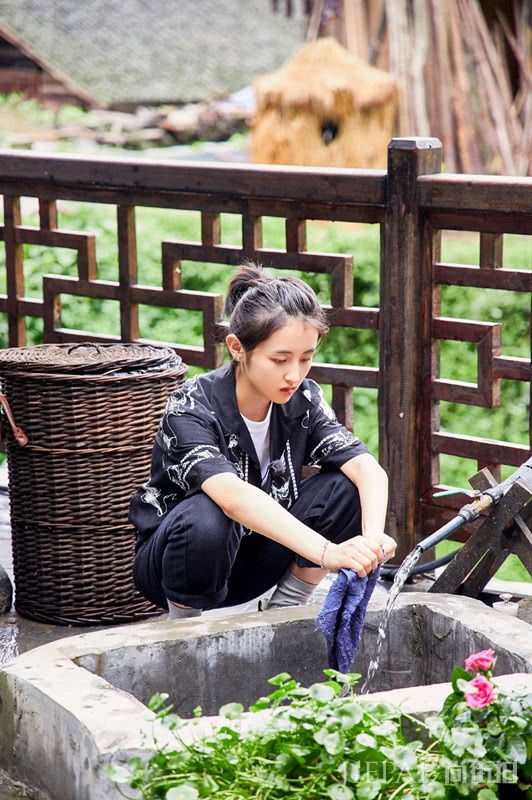 《向往的生活》栏目中张子枫男友风衬衫搭卷边裤,休闲帅气