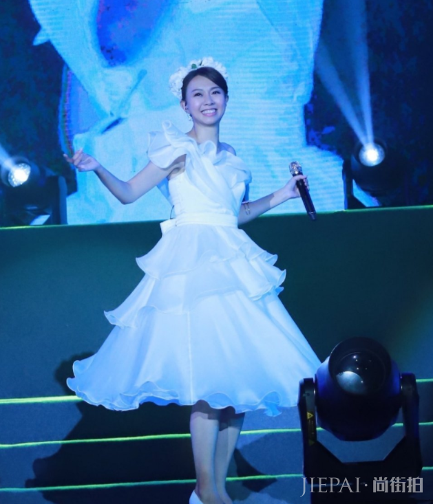 卓依婷深圳演唱会一口气连换5套衣服,38岁了比当年还好看