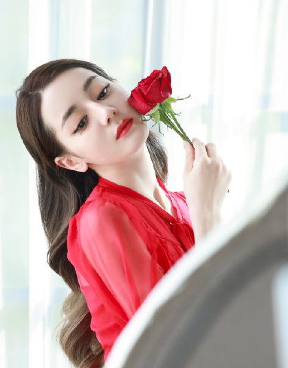 女生绝美的红唇妆太诱人,热巴娜扎三吉彩花各有各的美