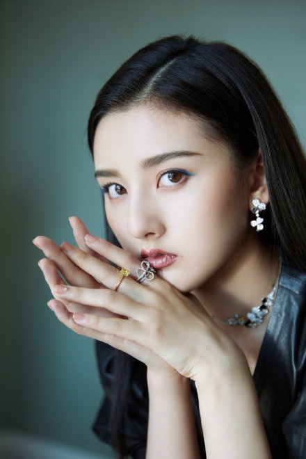 换眼线涂口红都能成热议话题?宋祖儿的热搜体质没谁了