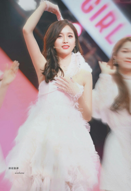 吴宣仪太好看。穿上婚纱那一刻,我恋爱了。