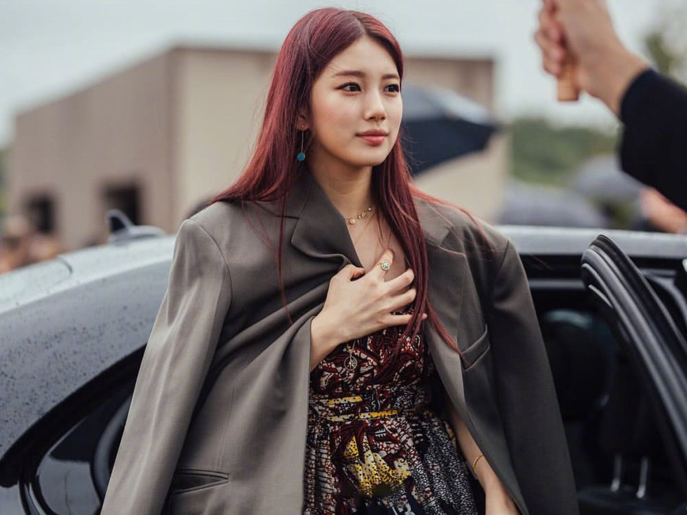 裴秀智穿奶奶风印花长裙，美得不敢认