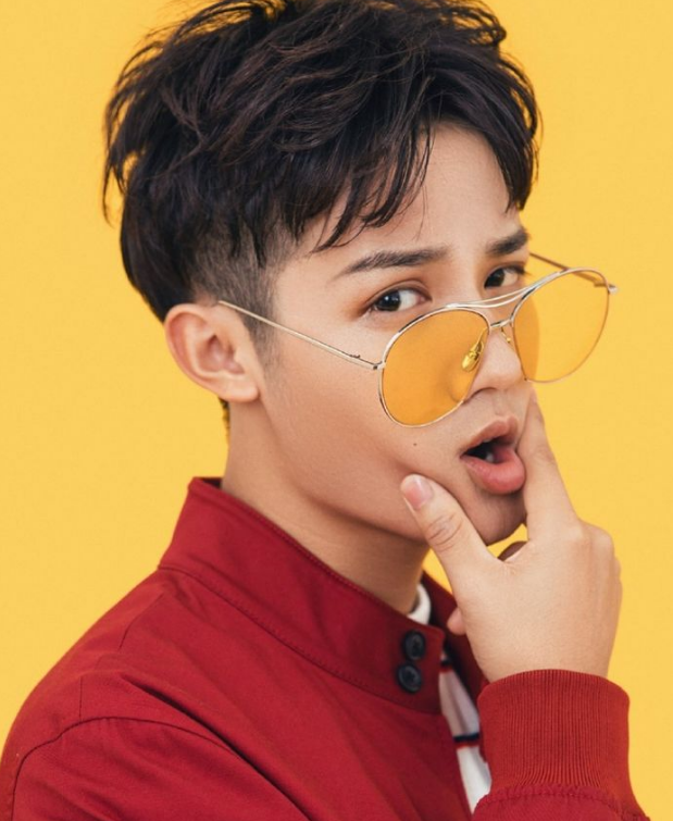 郑业成穿黑色休闲服帅气时尚，换红色外套青春张扬